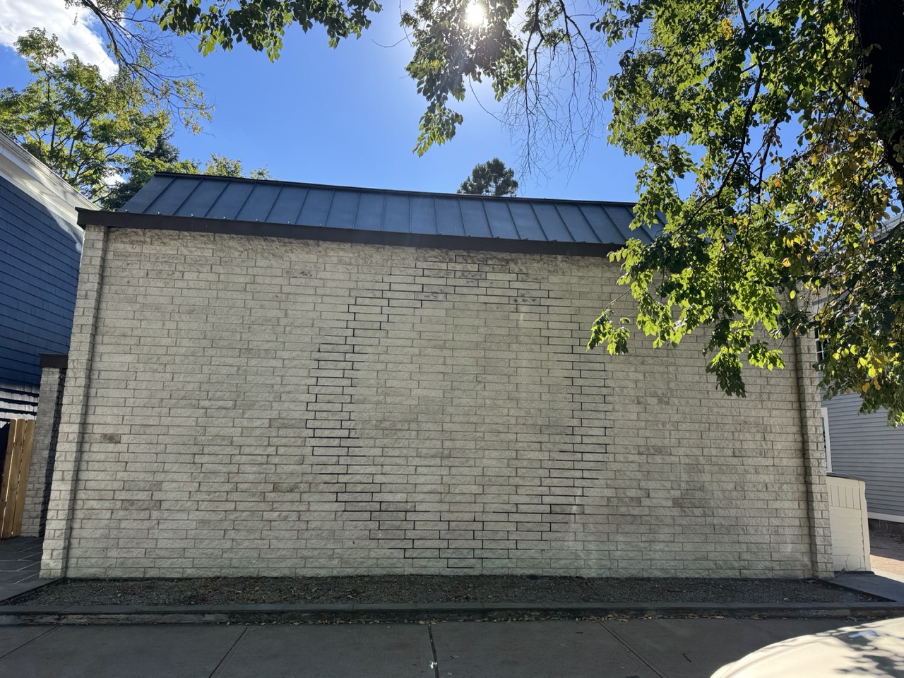 View of the Manuscript Society tomb’s northern street-facing facade, blank apart from the Albers’ intaglio circle.