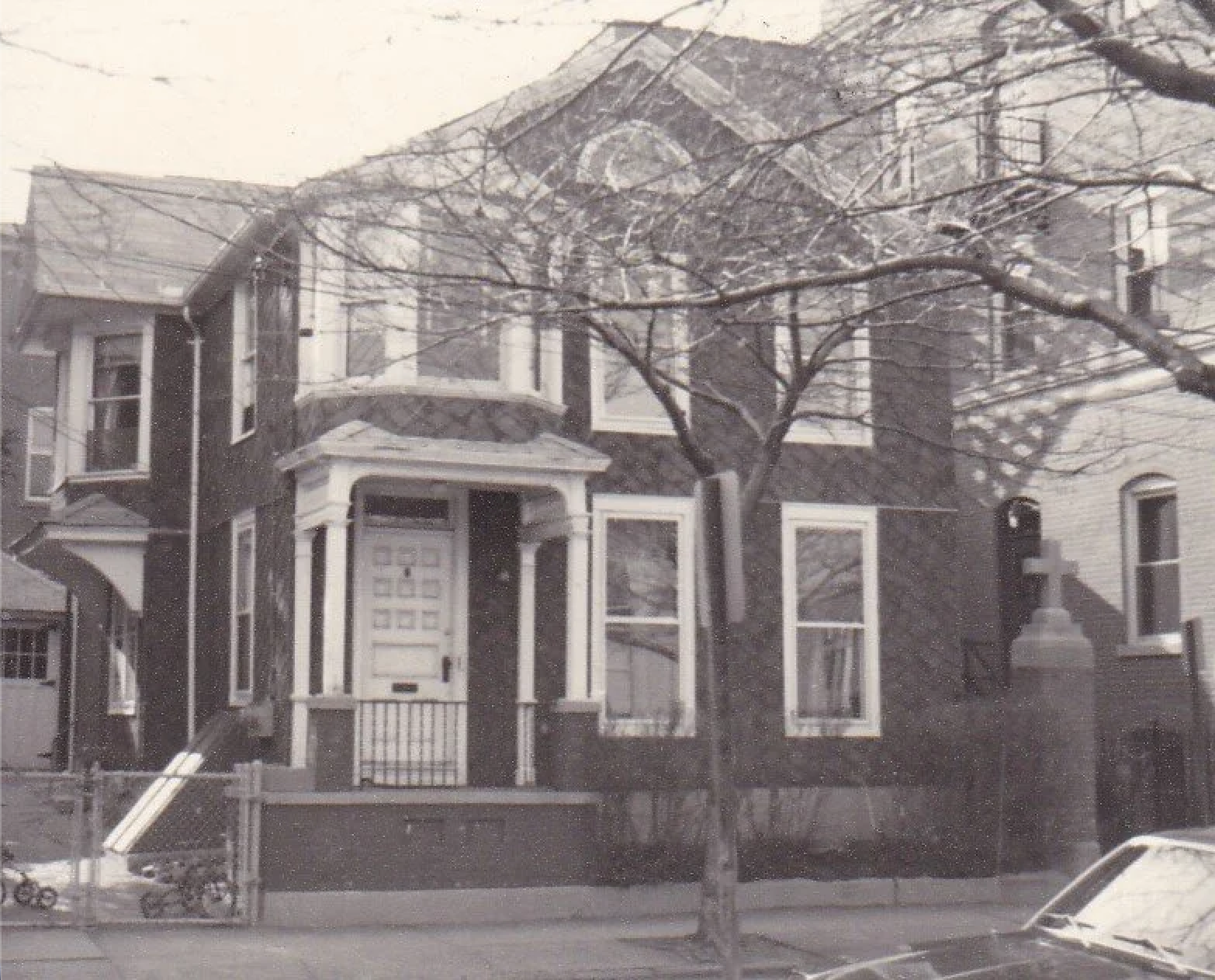 6 Hughes Place, pictured from the east. This photograph was used to document an “extremely important” home as one of the few remaining buildings in Wooster Square built before 1825. Its neighbors are larger in dimensions and are undergoing adaptive reuse, though the view is obstructed. Note the home’s classical frame and strong Victorian features and windows.